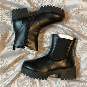 •BRAND NEW• chunky Chelsea boot